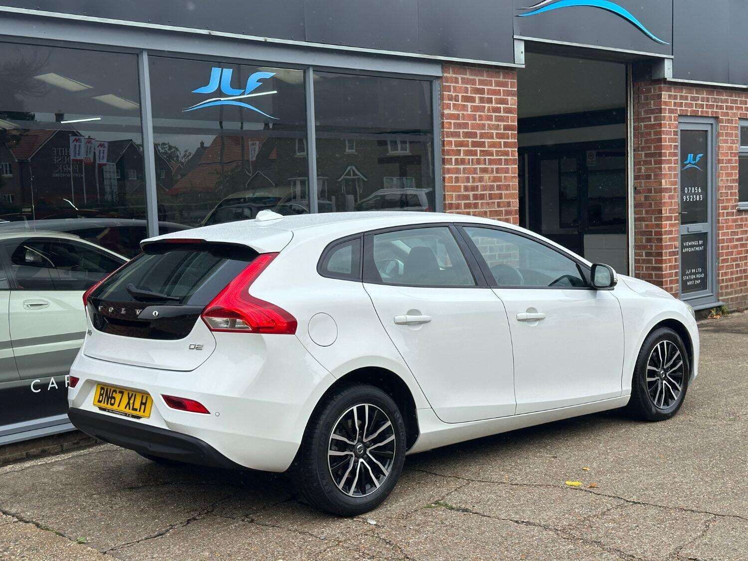 2017 VOLVO V40 2017 VOLVO V40