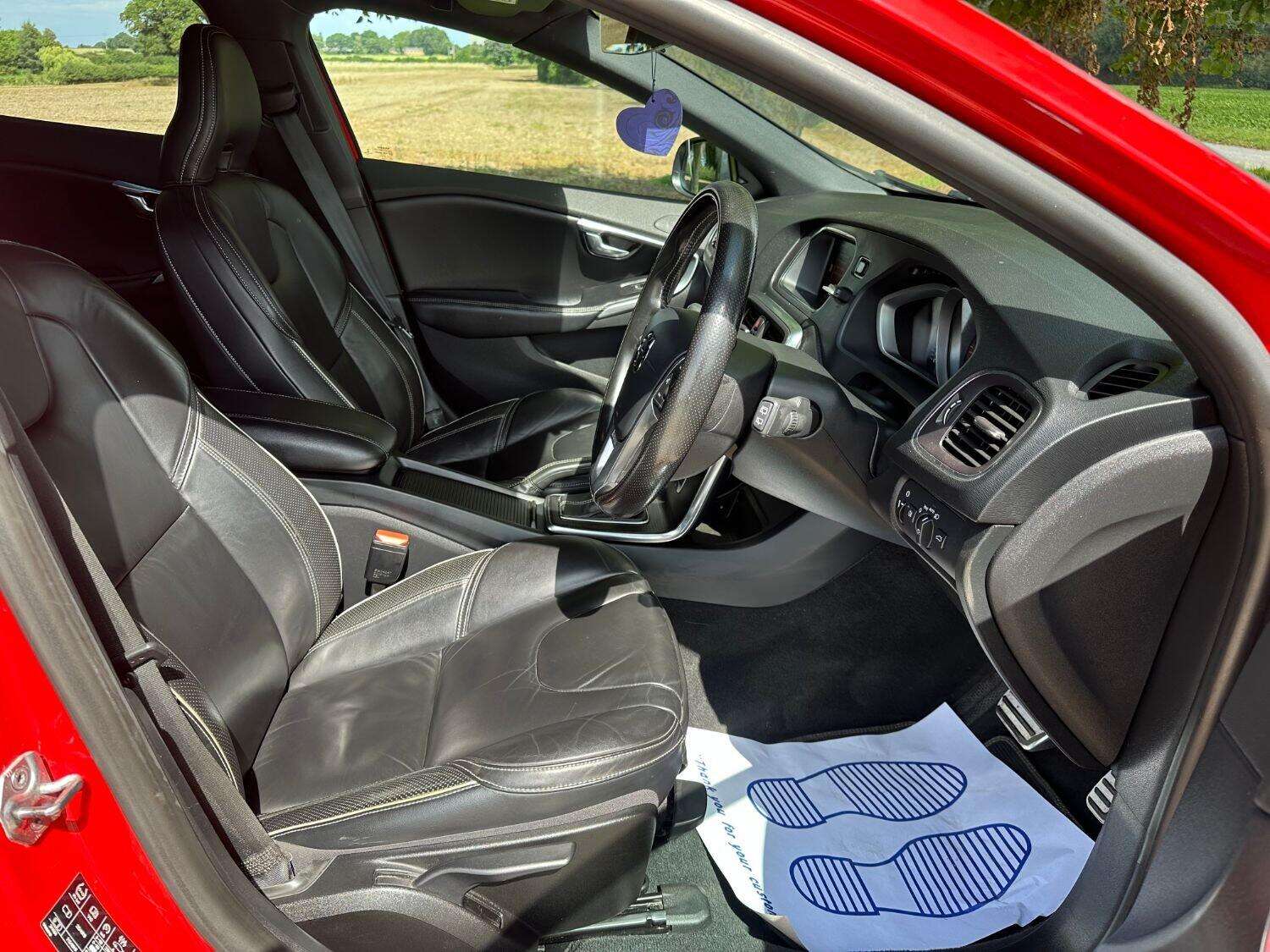 2016 VOLVO V40 2016 VOLVO V40