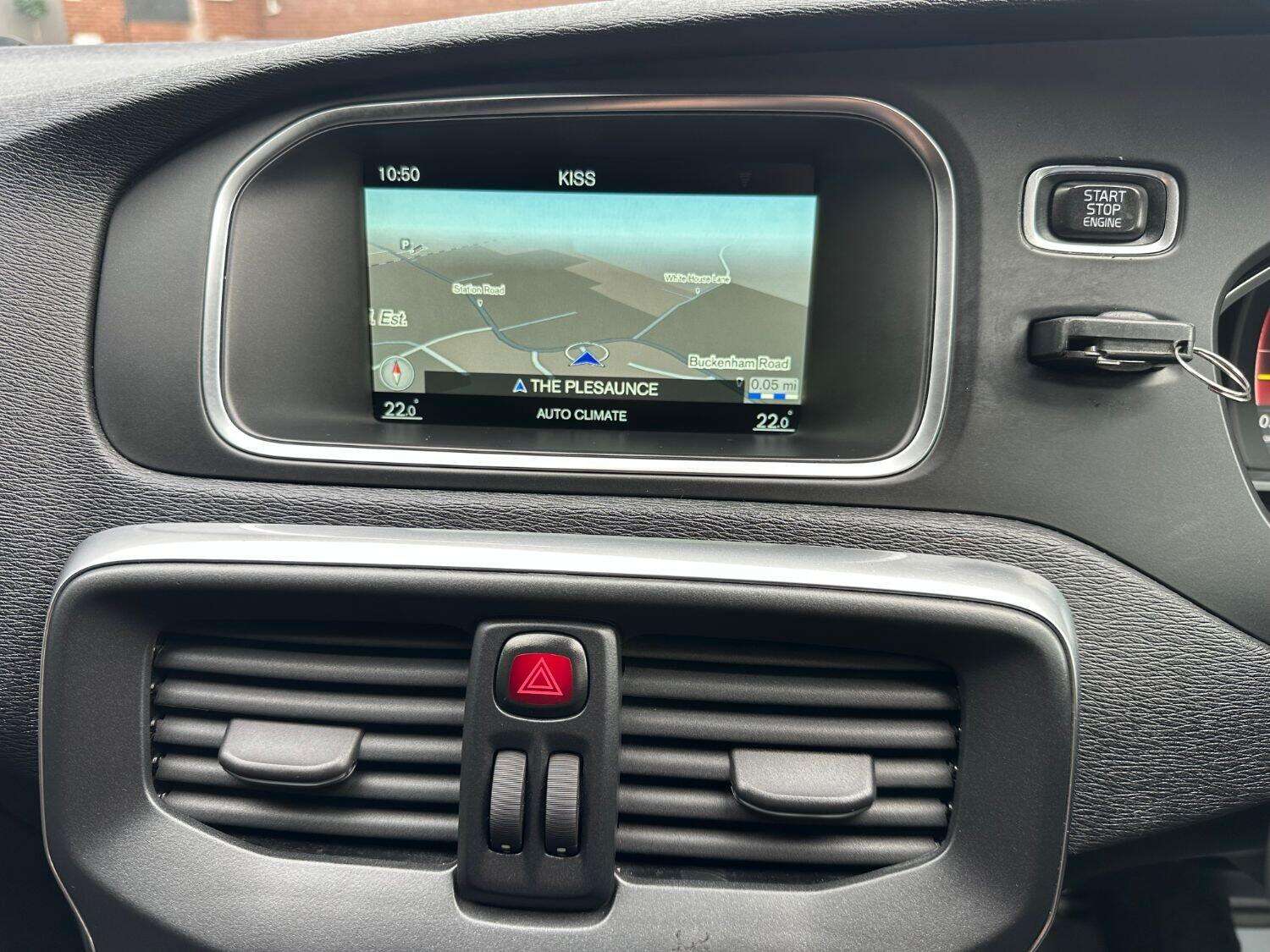 2017 VOLVO V40 2017 VOLVO V40