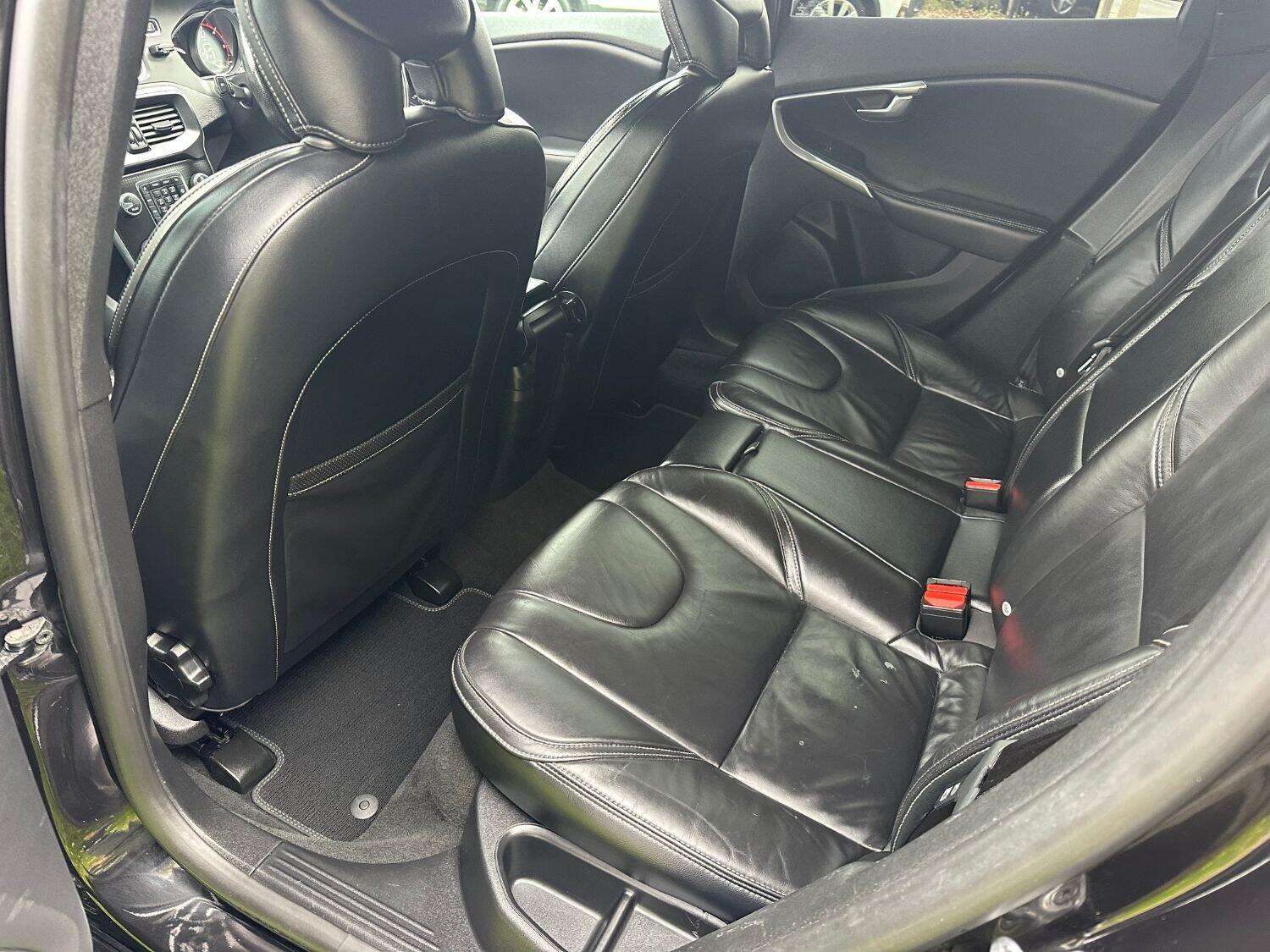 2017 VOLVO V40 2017 VOLVO V40