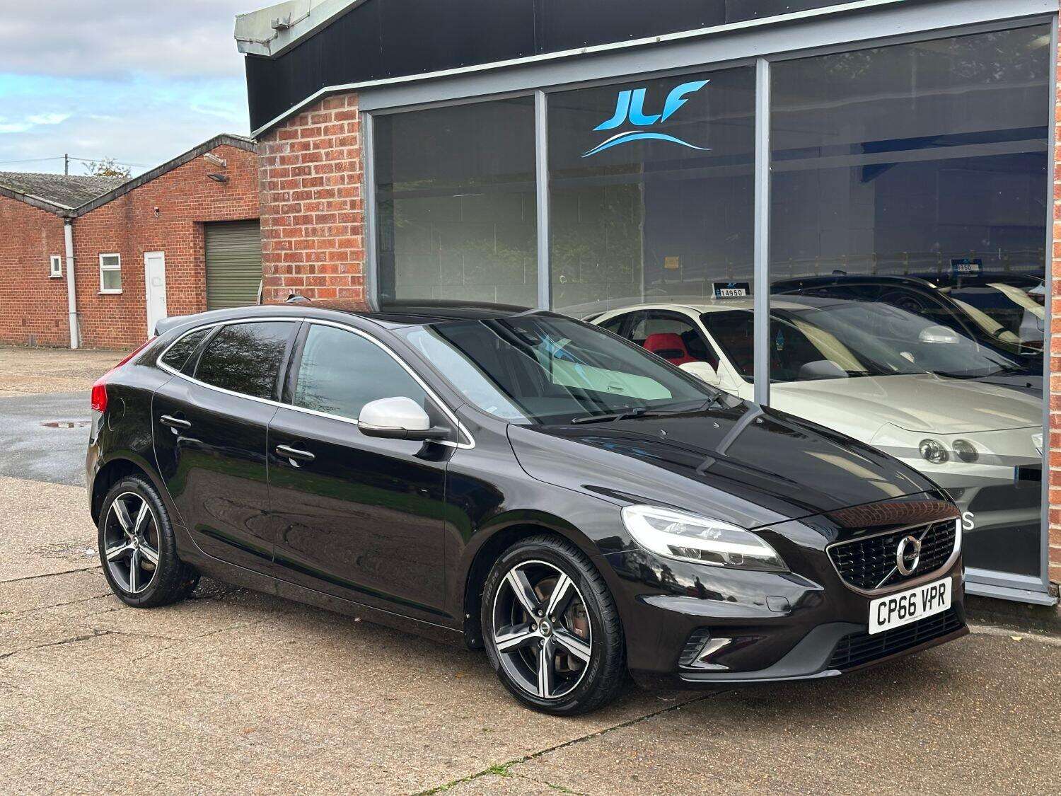 2017 VOLVO V40 2017 VOLVO V40