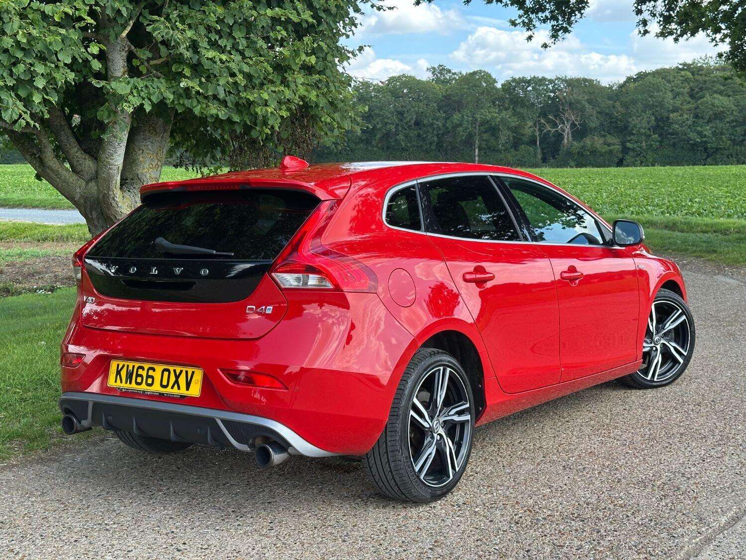 2016 VOLVO V40 2016 VOLVO V40