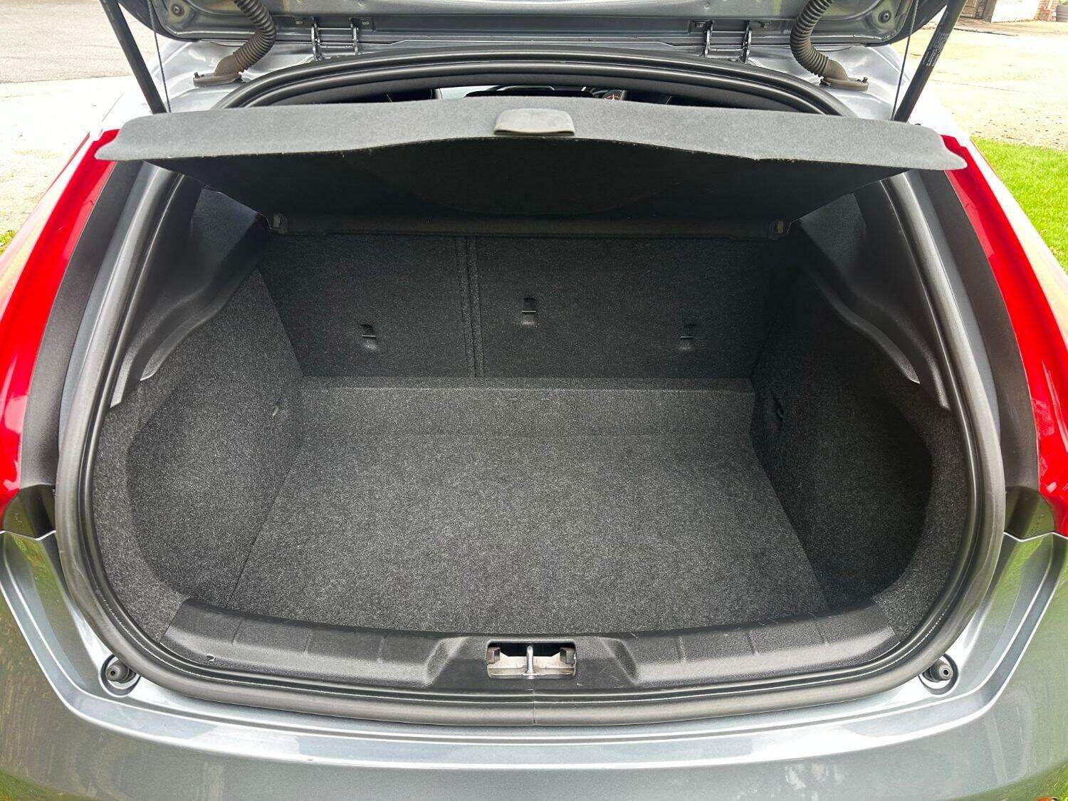 2016 VOLVO V40 2016 VOLVO V40