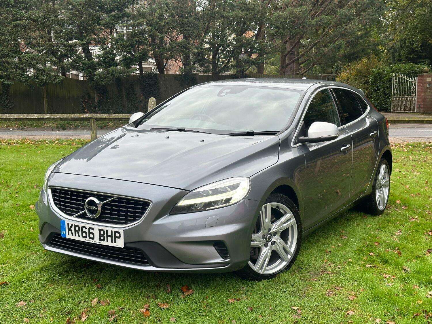 2016 VOLVO V40 2016 VOLVO V40