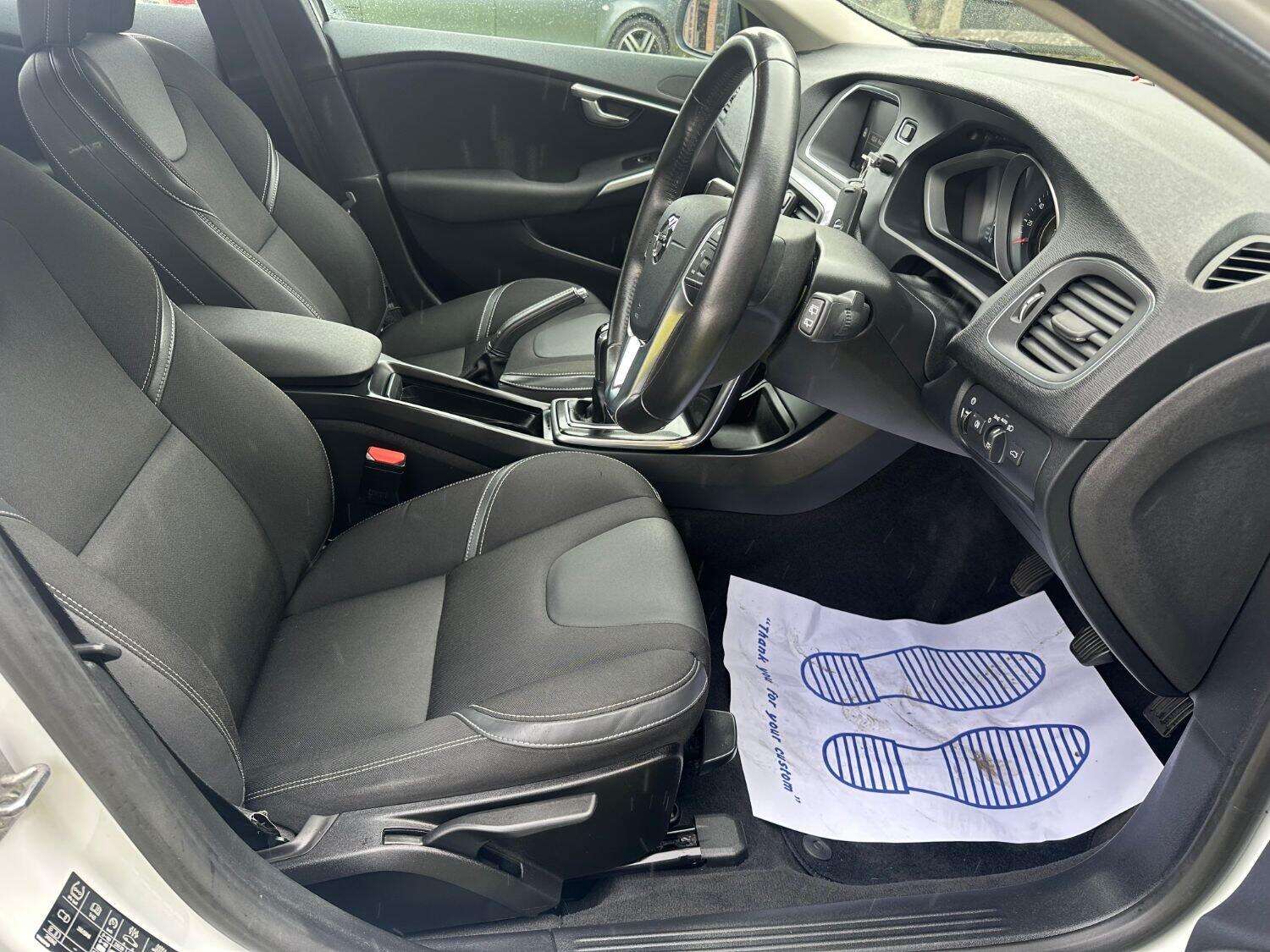 2017 VOLVO V40 2017 VOLVO V40