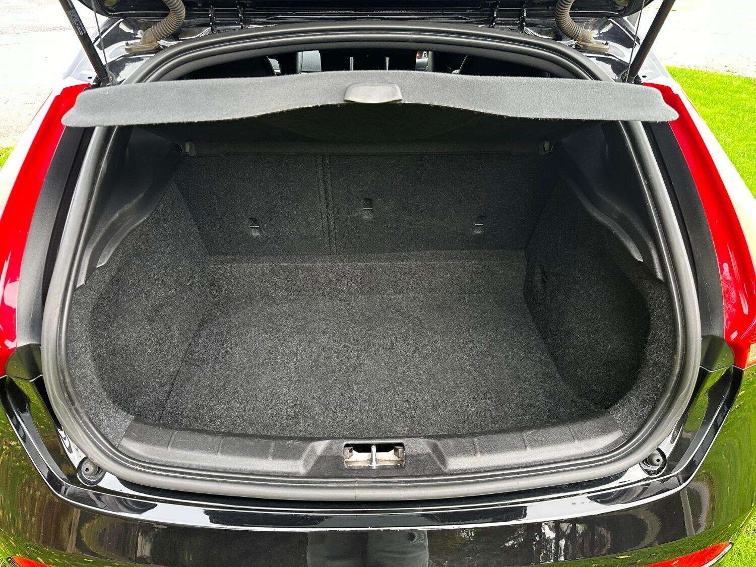 2017 VOLVO V40 2017 VOLVO V40