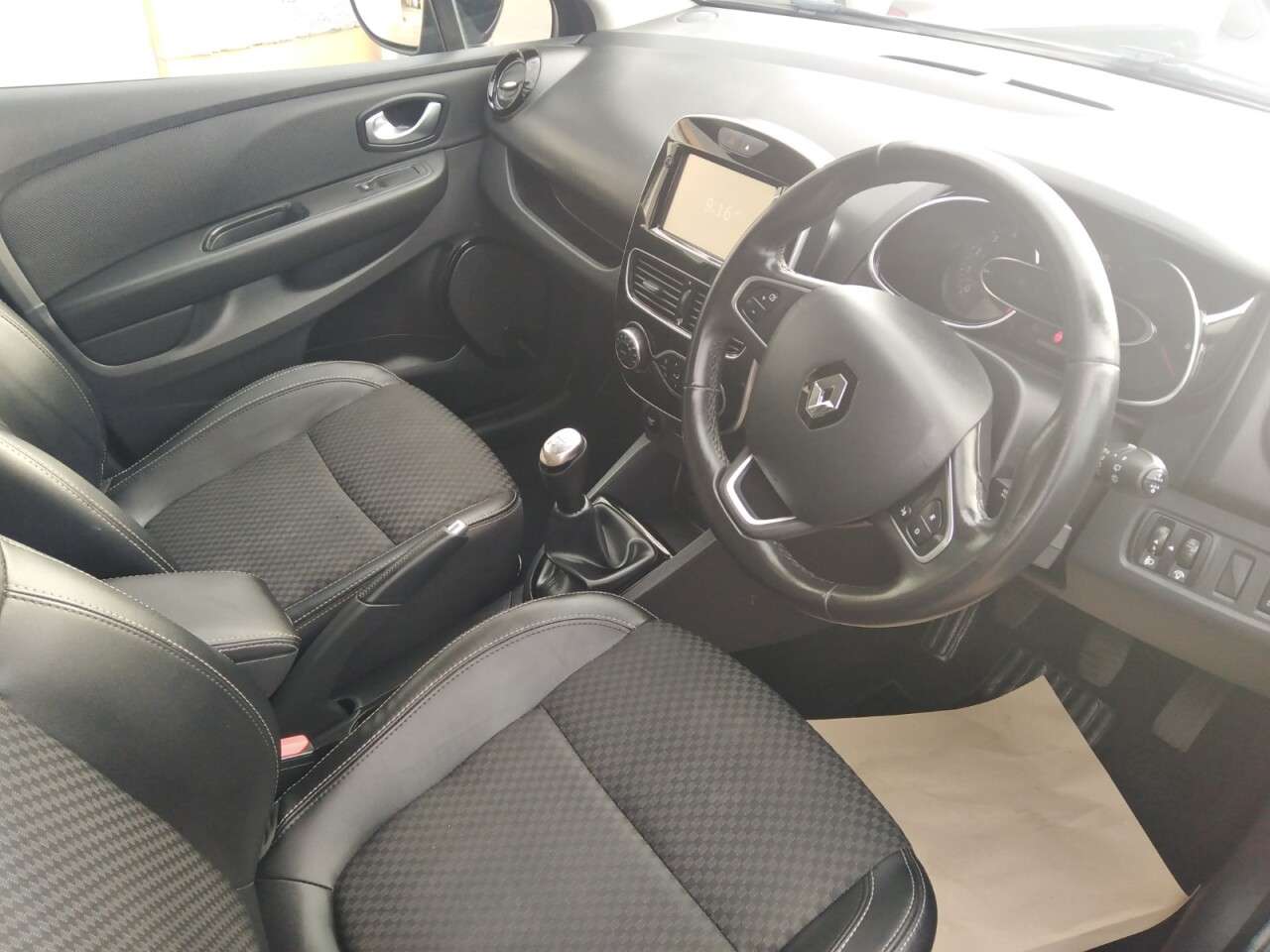 2017 RENAULT CLIO 2017 RENAULT CLIO