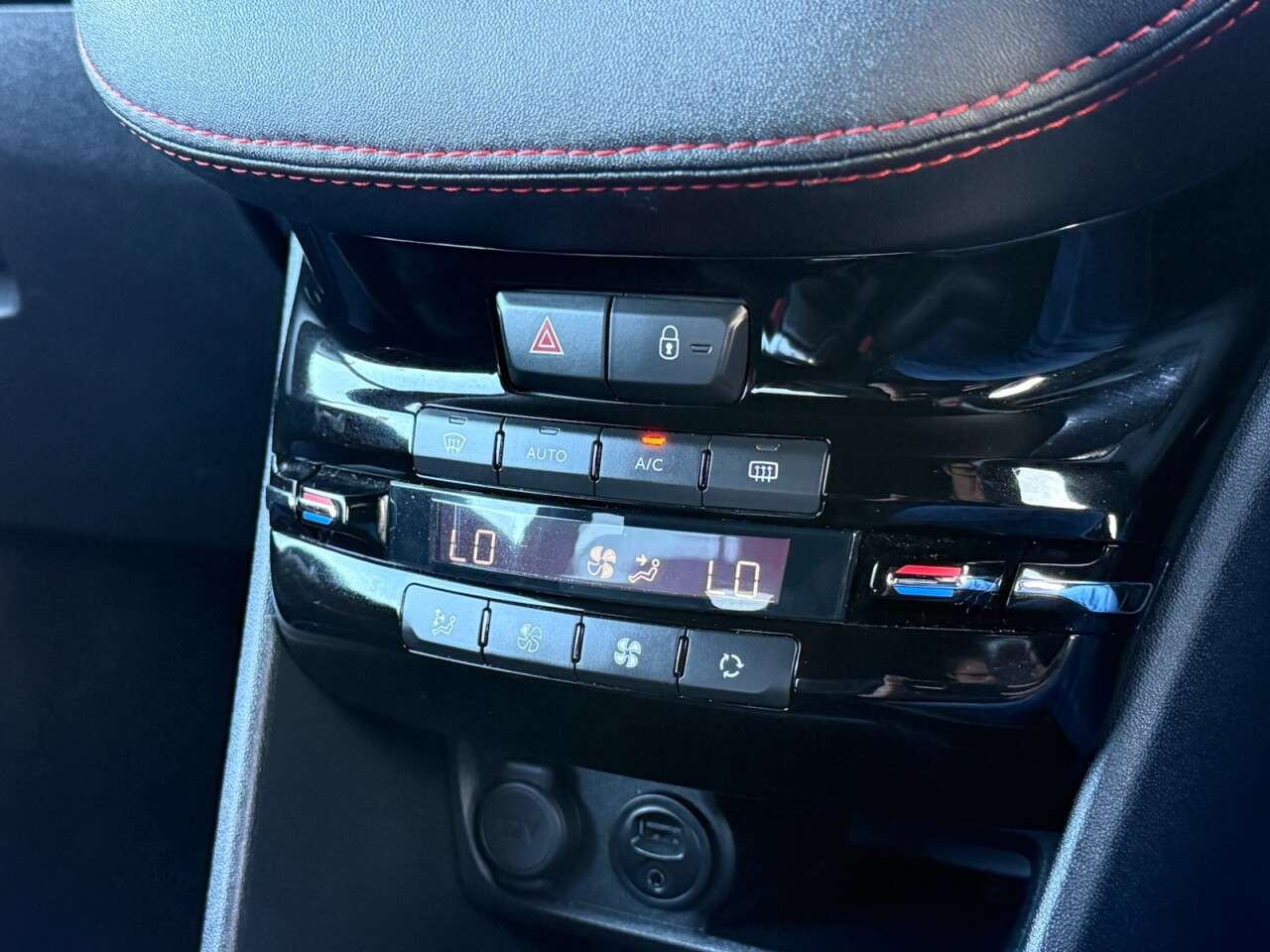 2015 PEUGEOT 208 2015 PEUGEOT 208