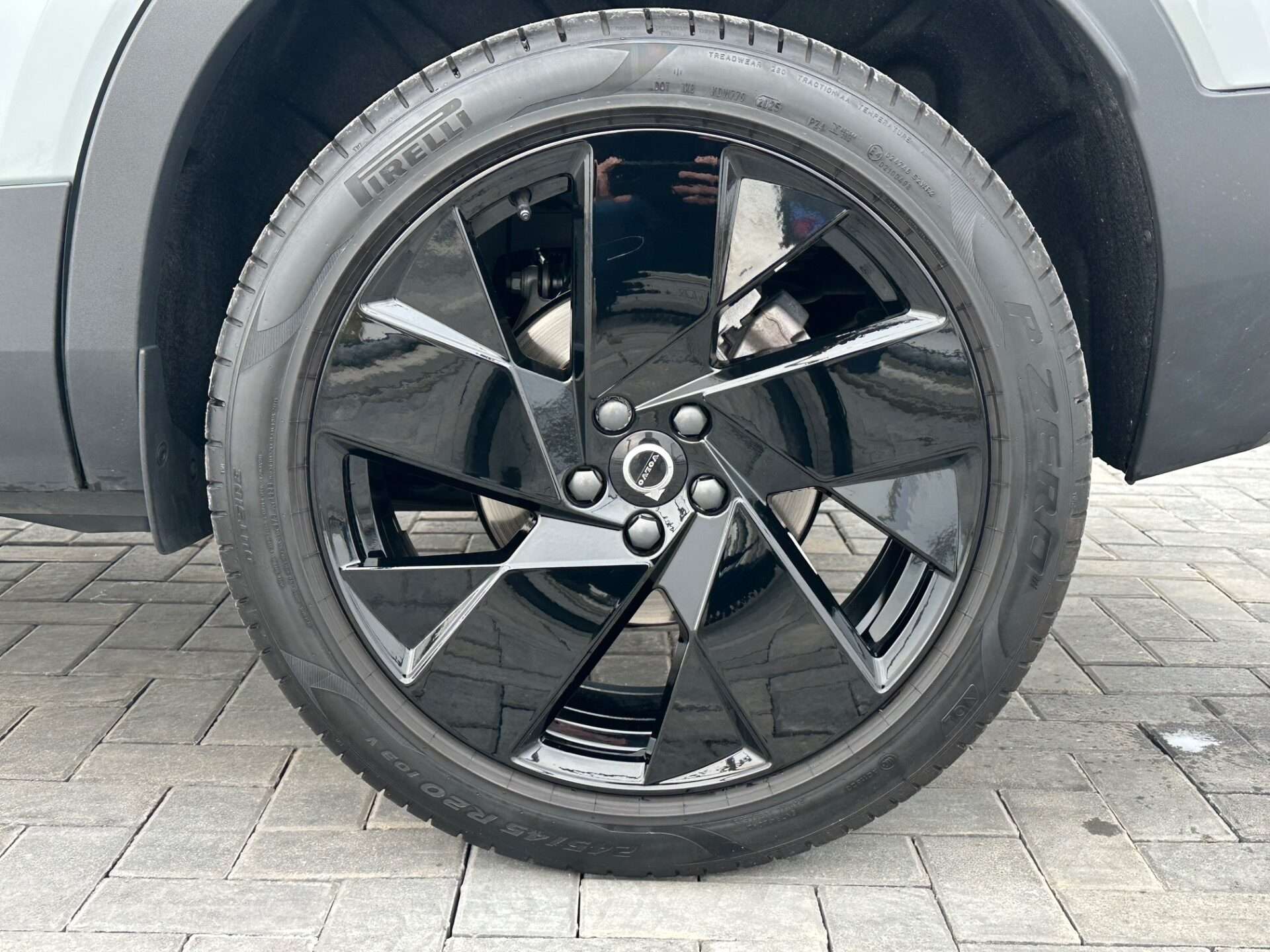 2025 VOLVO XC40 2025 VOLVO XC40