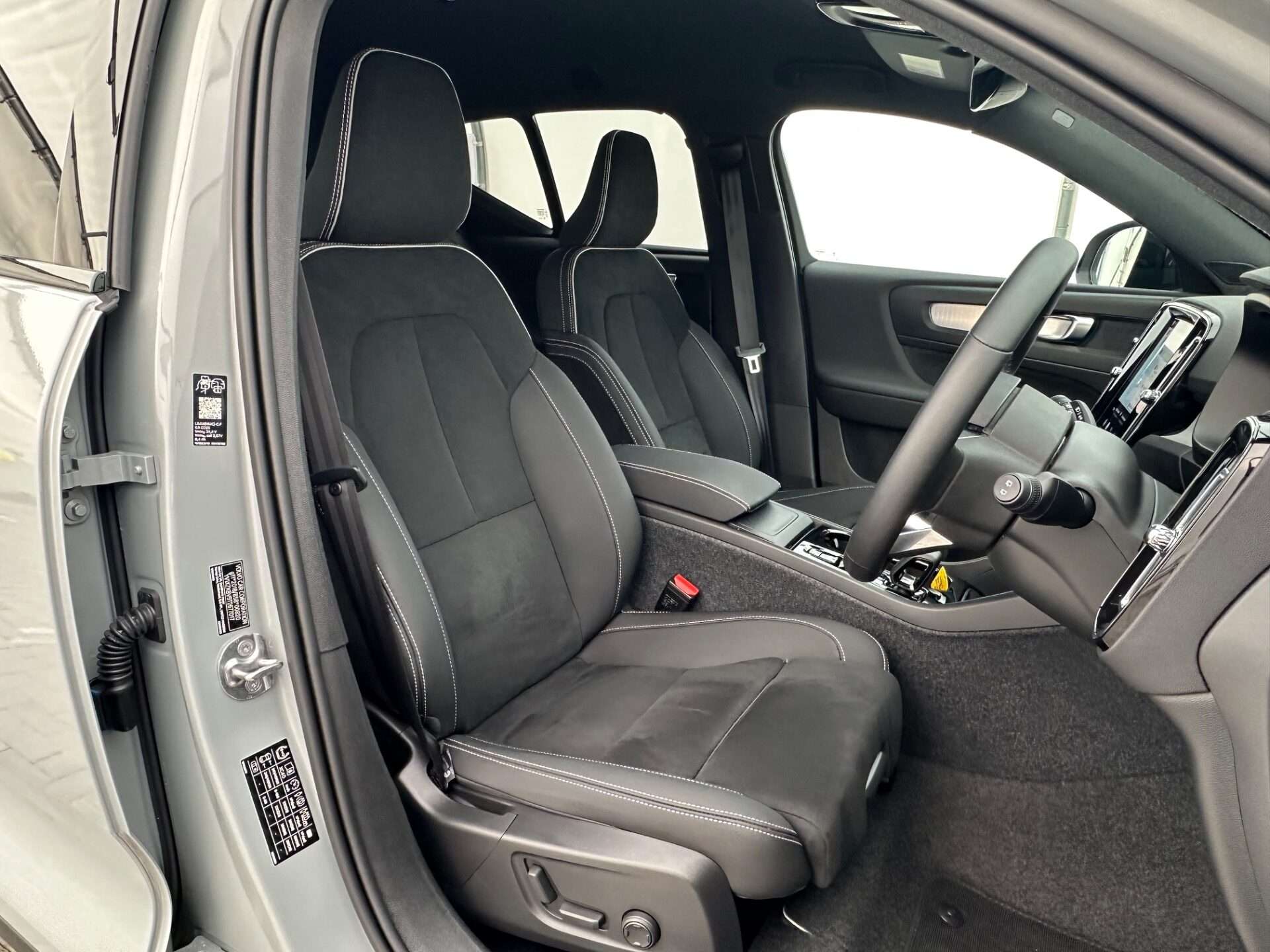 2025 VOLVO XC40 2025 VOLVO XC40