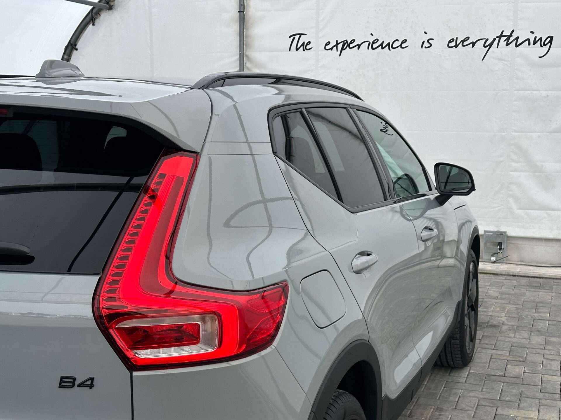 2025 VOLVO XC40 2025 VOLVO XC40