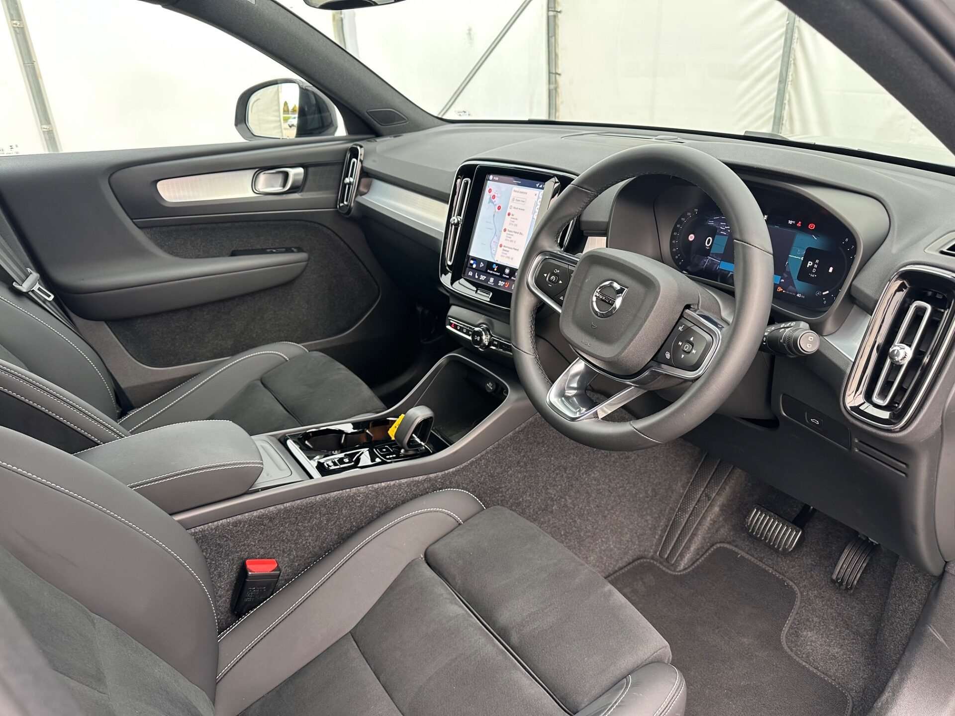 2025 VOLVO XC40 2025 VOLVO XC40