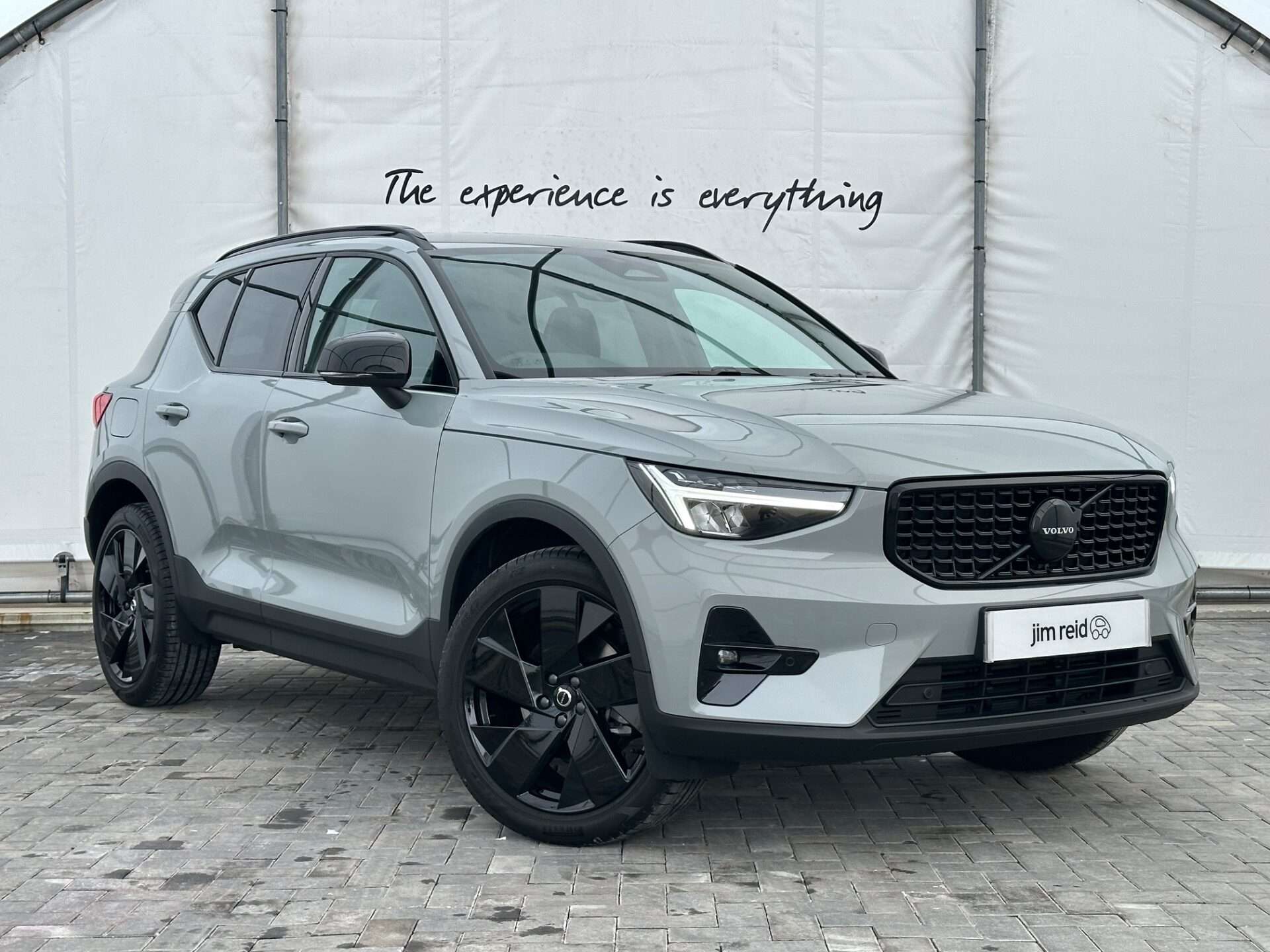 2025 VOLVO XC40 2025 VOLVO XC40