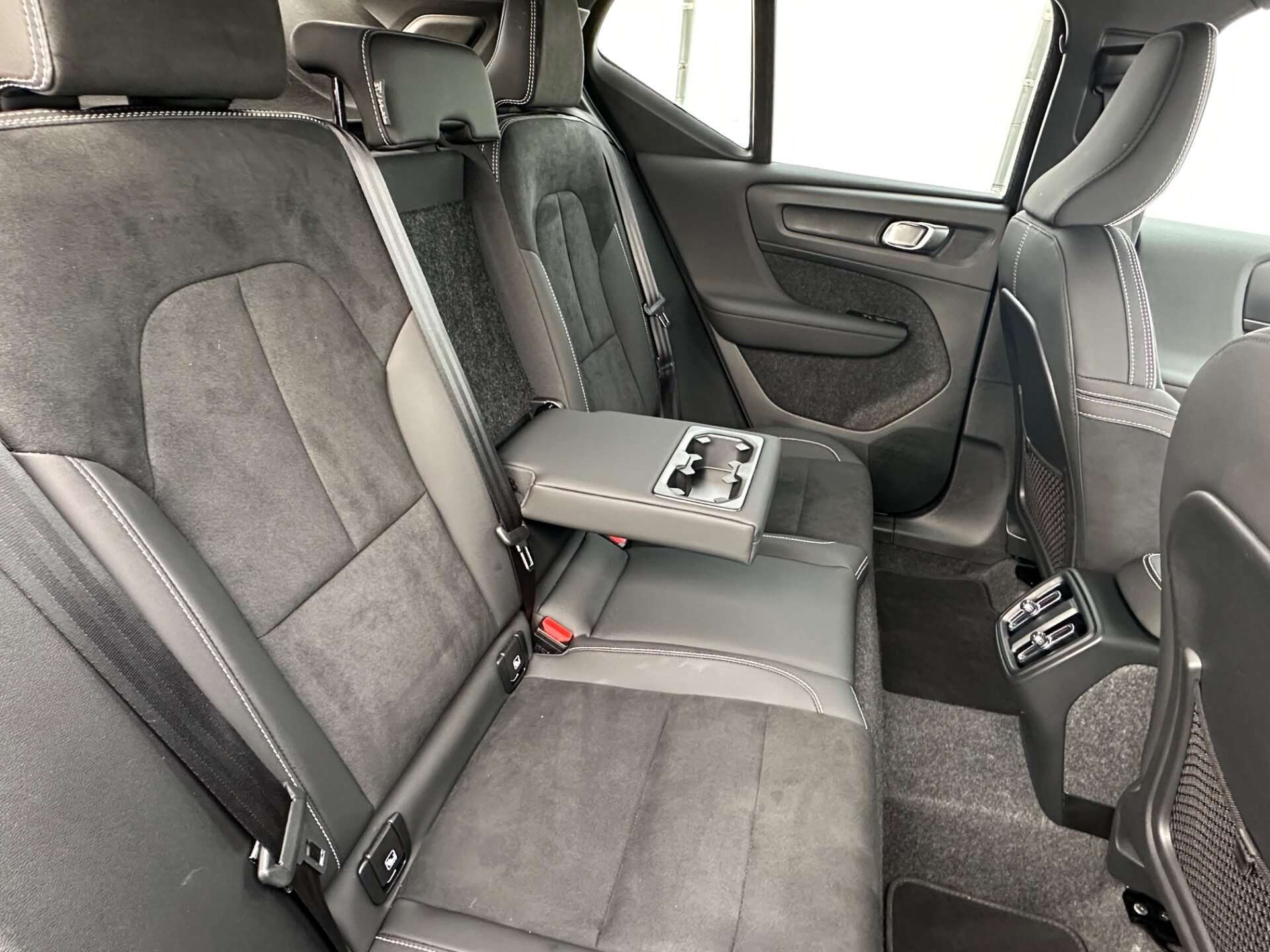 2025 VOLVO XC40 2025 VOLVO XC40