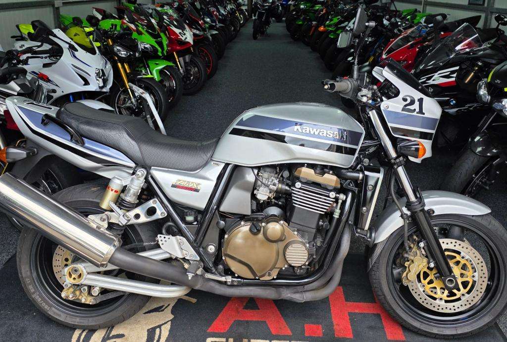 2004 KAWASAKI ZR 1200 A3P 2004 KAWASAKI ZR 1200 A3P