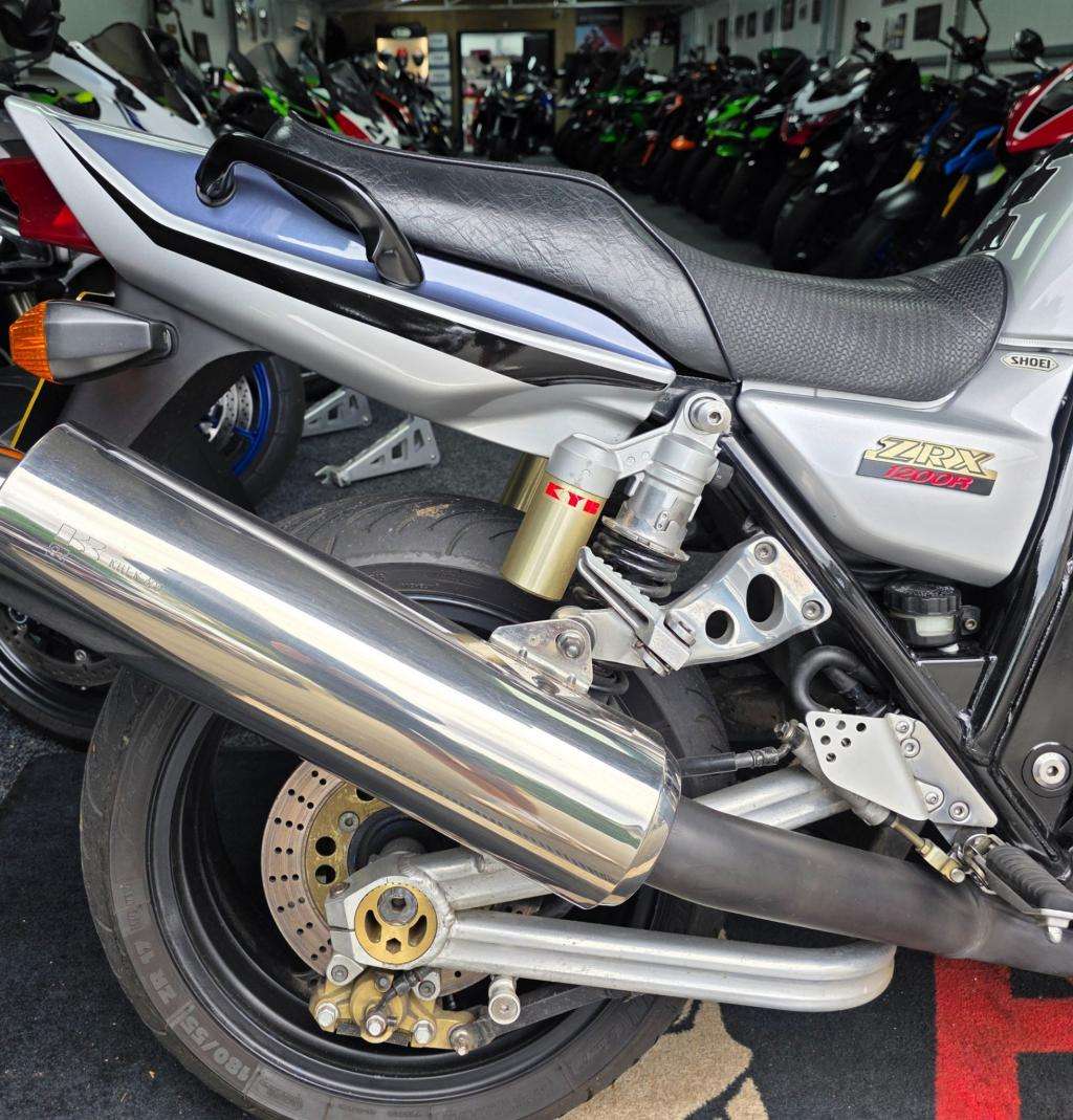 2004 KAWASAKI ZR 1200 A3P 2004 KAWASAKI ZR 1200 A3P