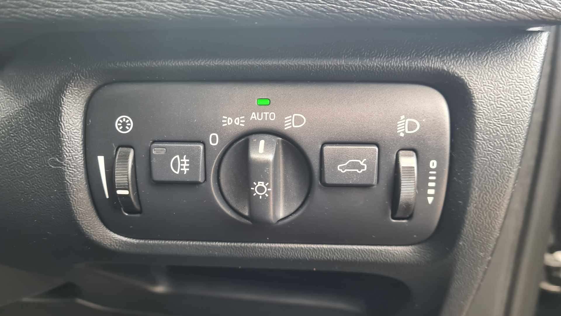 2015 VOLVO V40 2015 VOLVO V40