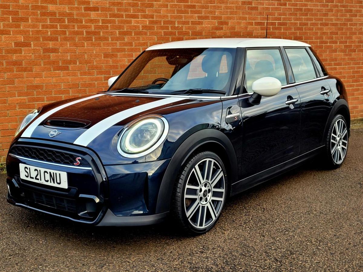 Check out this Mini Hatch 2021 Petrol Manual