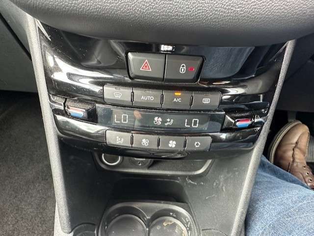 2013 PEUGEOT 208 2013 PEUGEOT 208