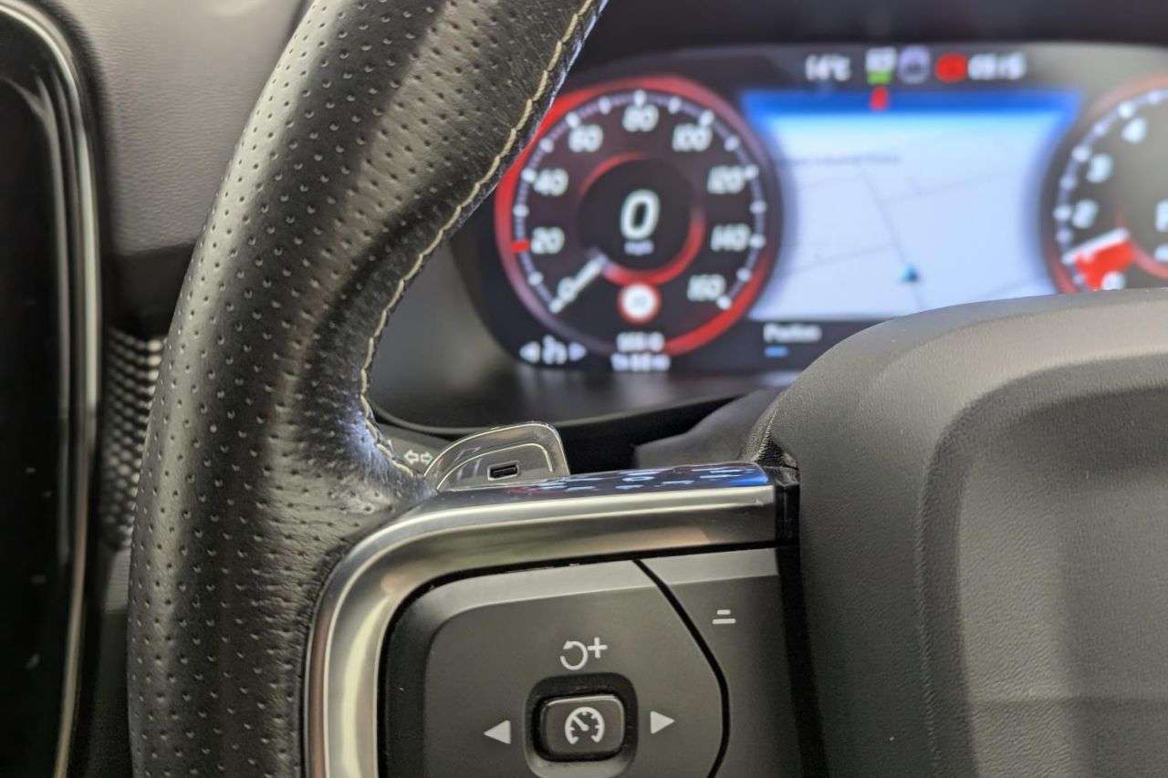 2020 VOLVO XC40 2020 VOLVO XC40