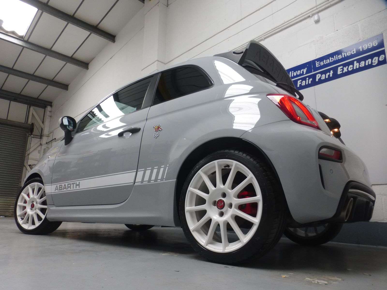 2022 ABARTH 695 2022 ABARTH 695