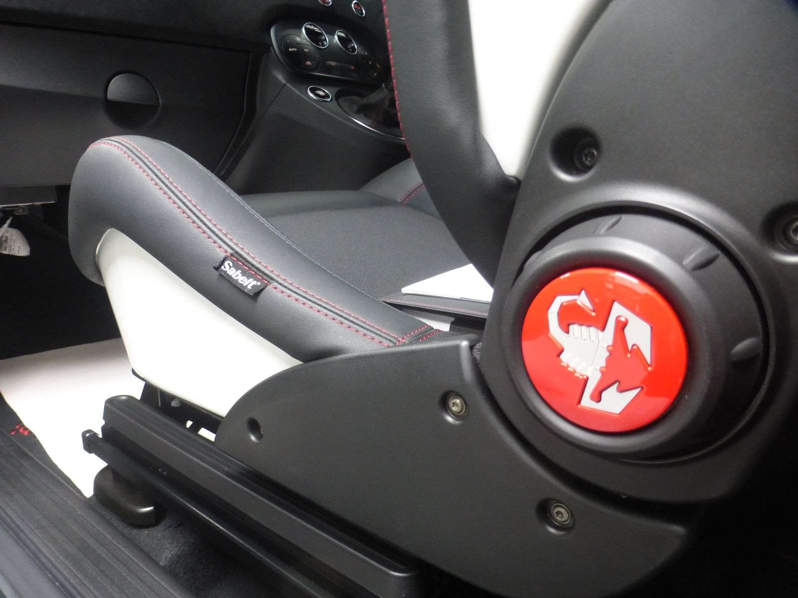 2022 ABARTH 695 2022 ABARTH 695