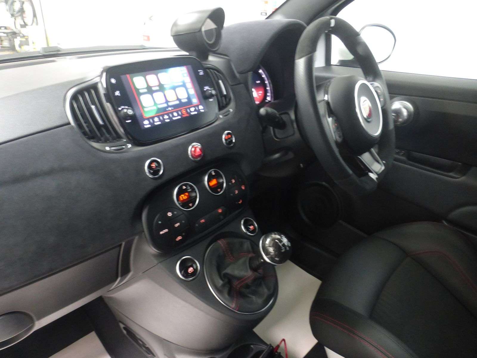 2022 ABARTH 695 2022 ABARTH 695