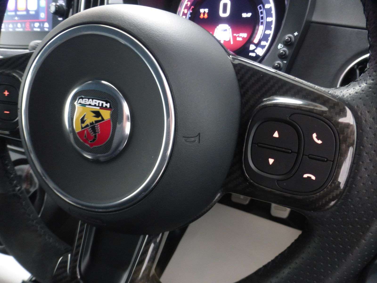 2022 ABARTH 695 2022 ABARTH 695