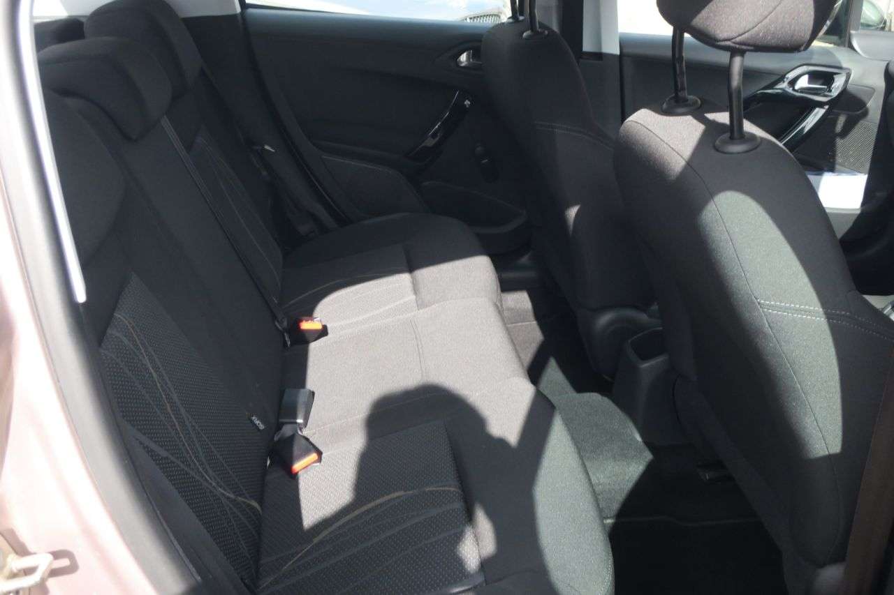 2013 PEUGEOT 208 2013 PEUGEOT 208