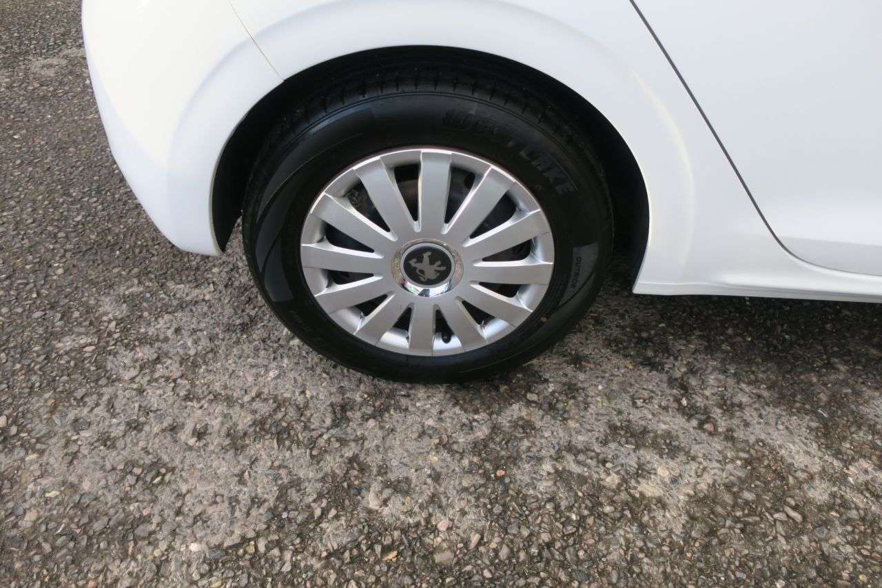 2013 PEUGEOT 208 2013 PEUGEOT 208