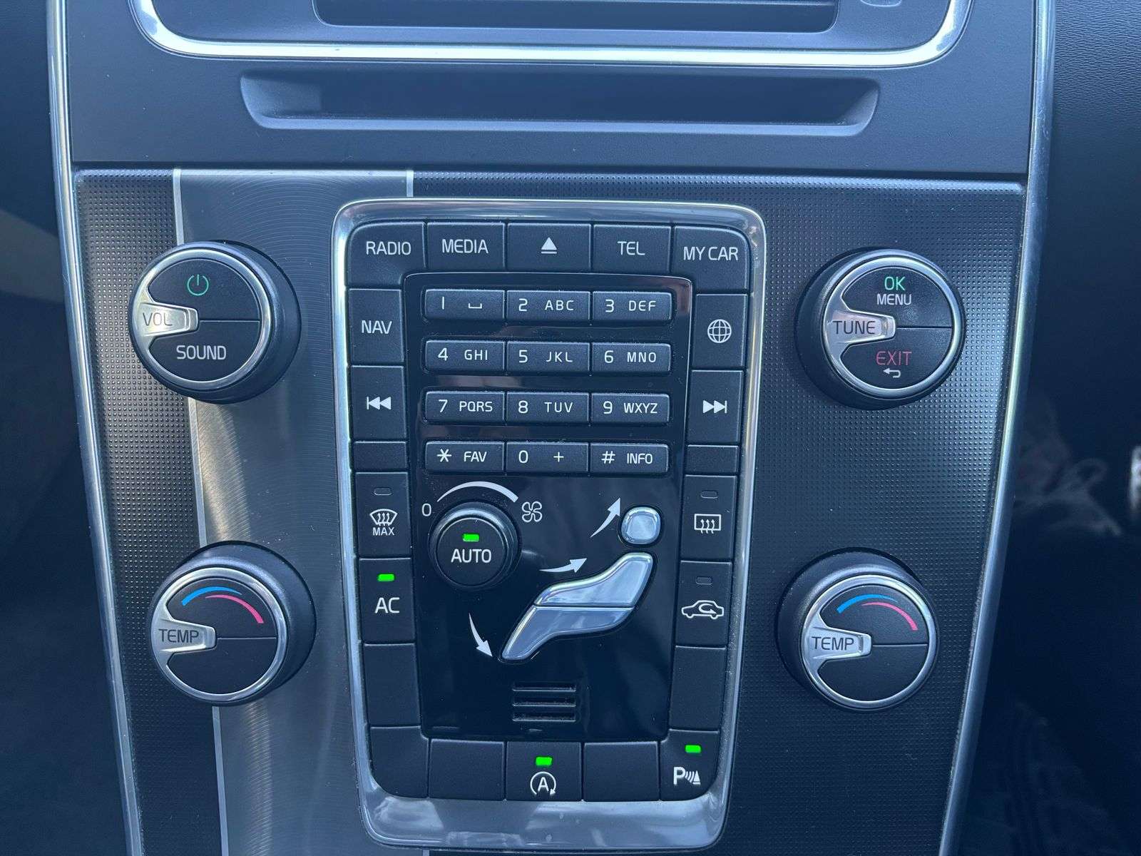 2017 VOLVO V60 2017 VOLVO V60