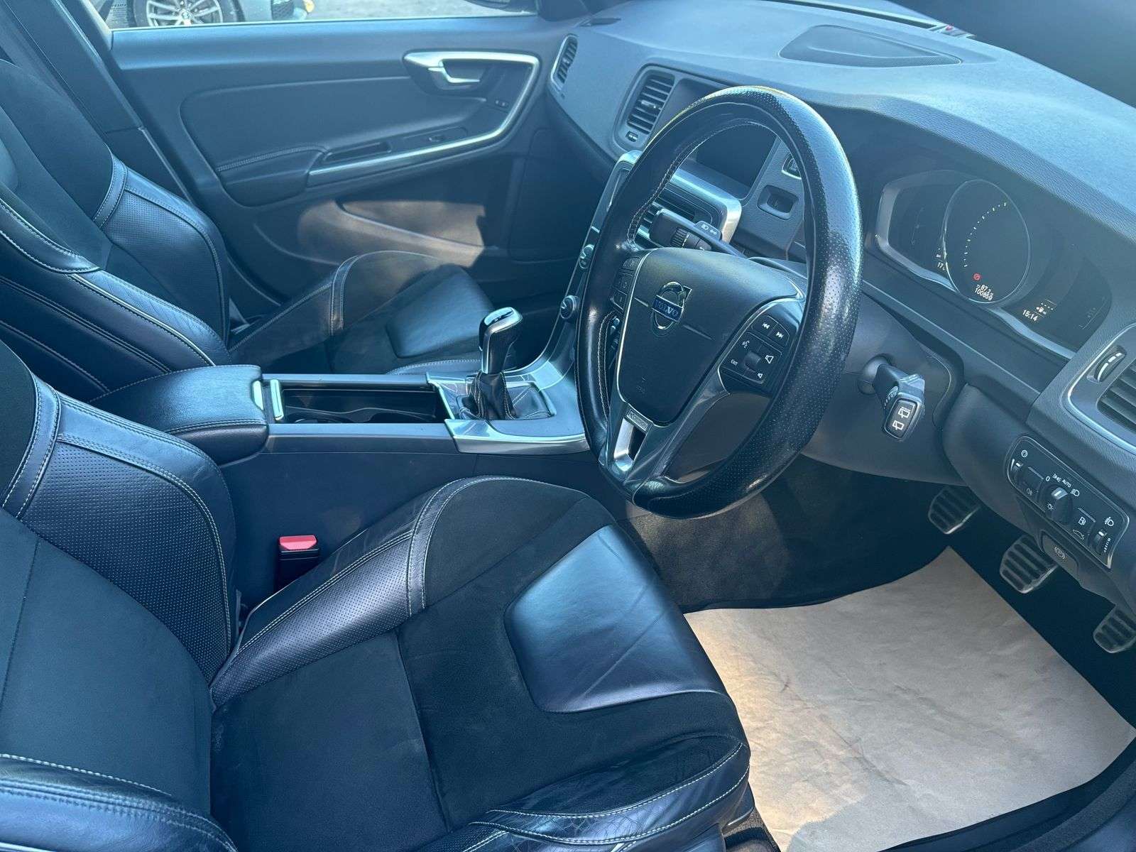 2017 VOLVO V60 2017 VOLVO V60