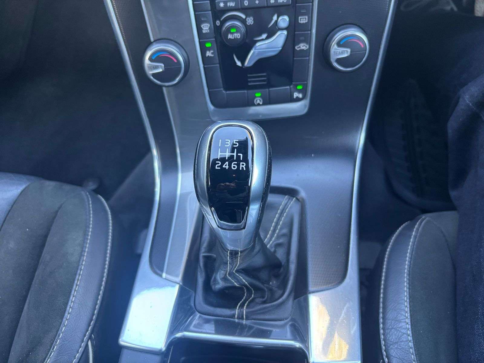 2017 VOLVO V60 2017 VOLVO V60