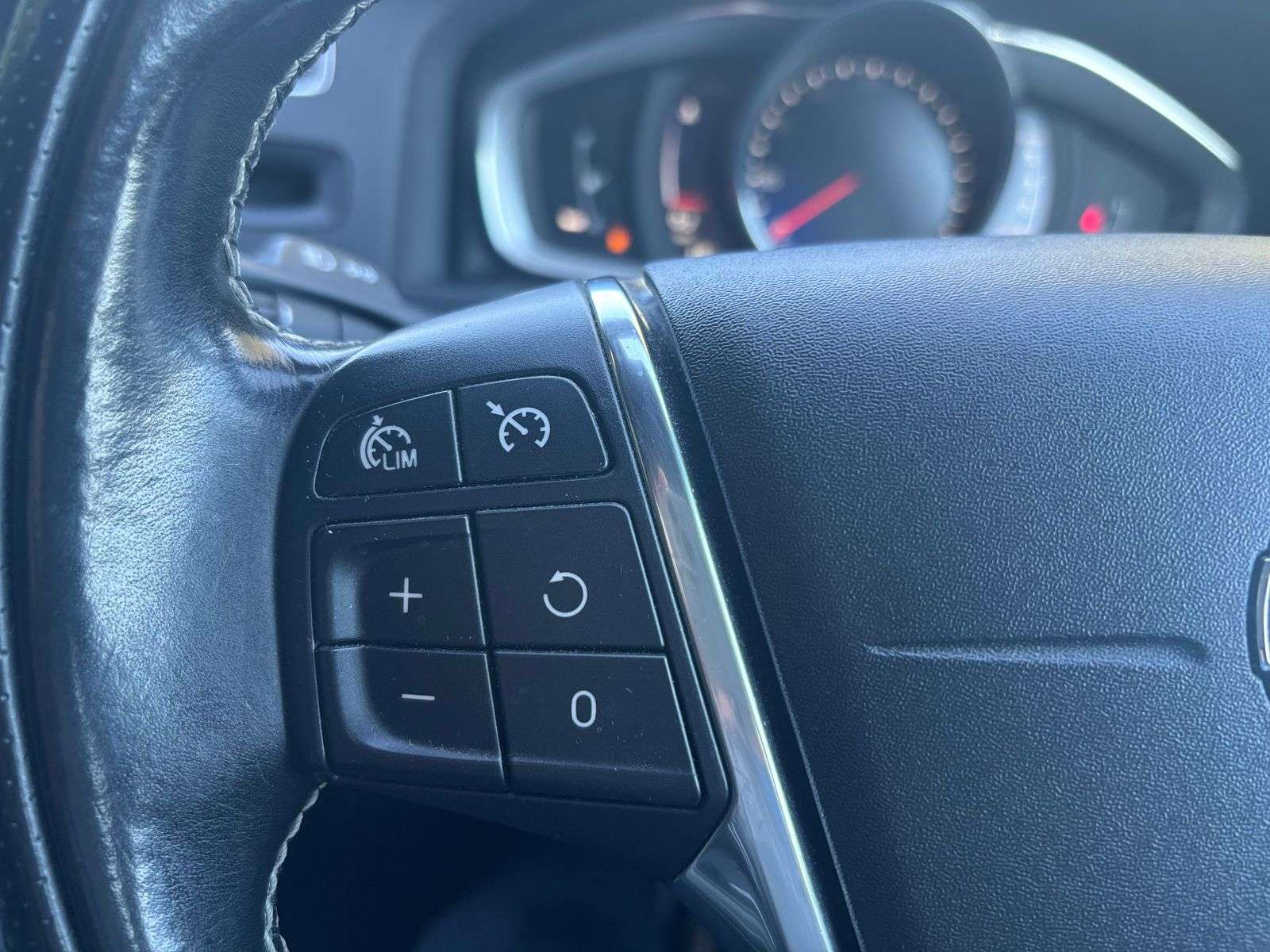 2017 VOLVO V60 2017 VOLVO V60