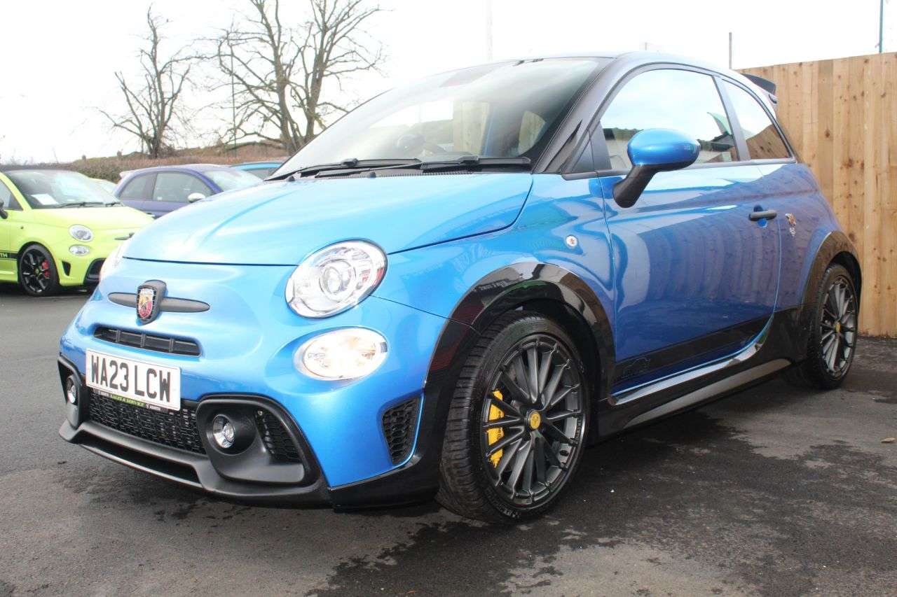 2023 ABARTH 695 2023 ABARTH 695