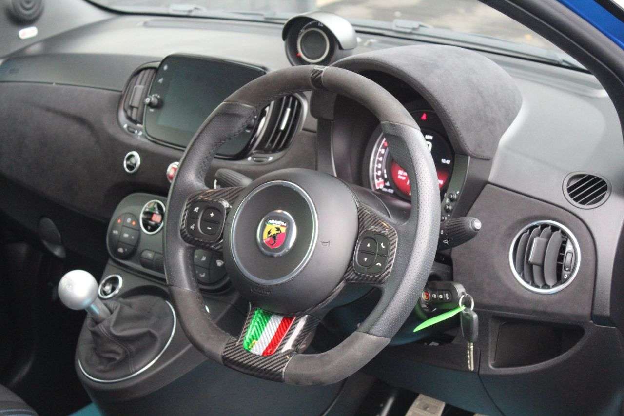 2023 ABARTH 695 2023 ABARTH 695