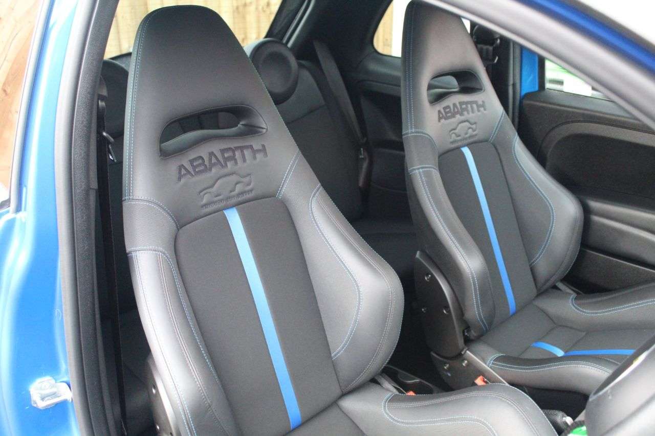 2023 ABARTH 695 2023 ABARTH 695