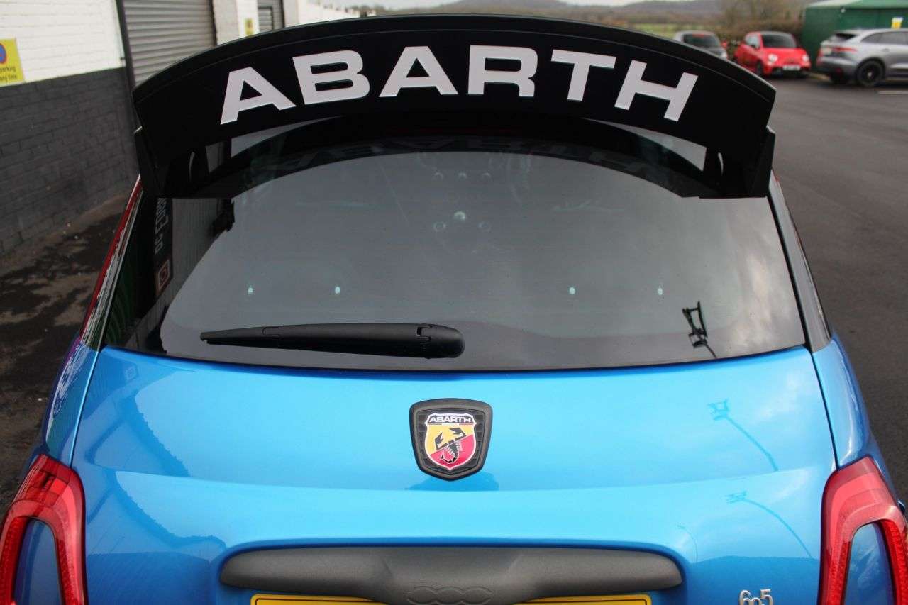 2023 ABARTH 695 2023 ABARTH 695