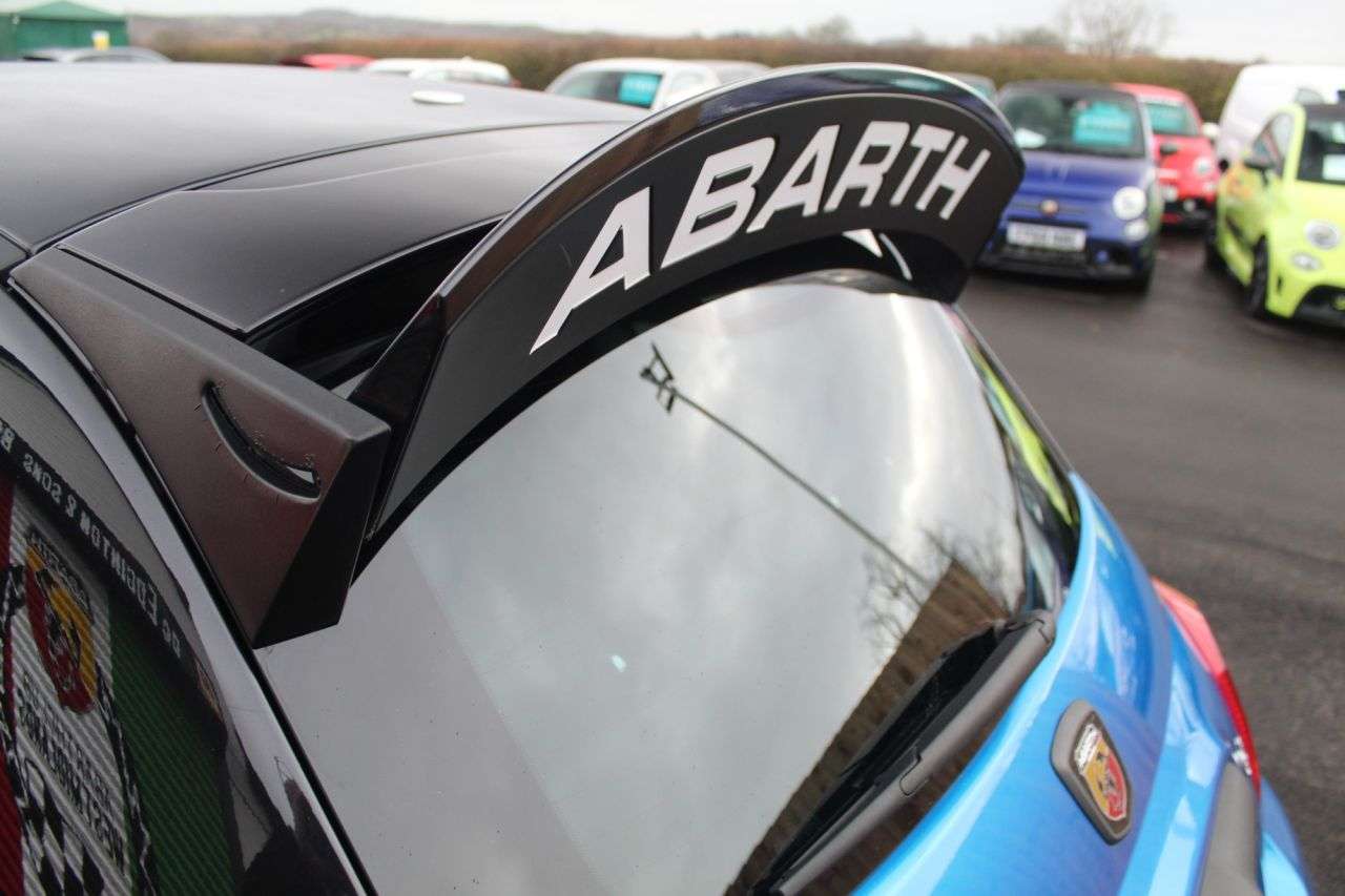 2023 ABARTH 695 2023 ABARTH 695