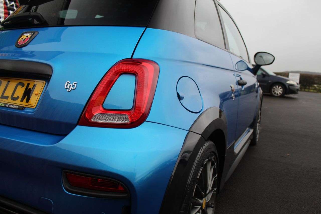 2023 ABARTH 695 2023 ABARTH 695