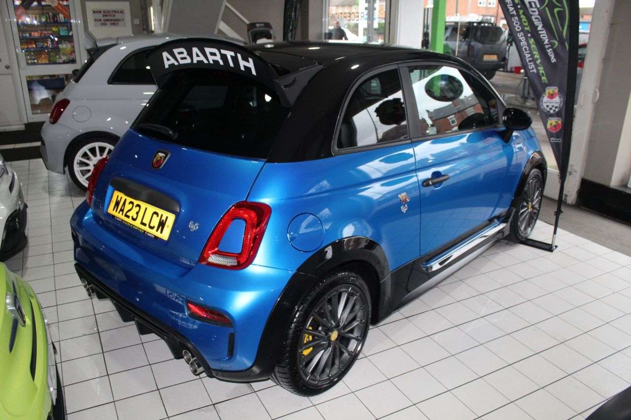 2023 ABARTH 695 2023 ABARTH 695