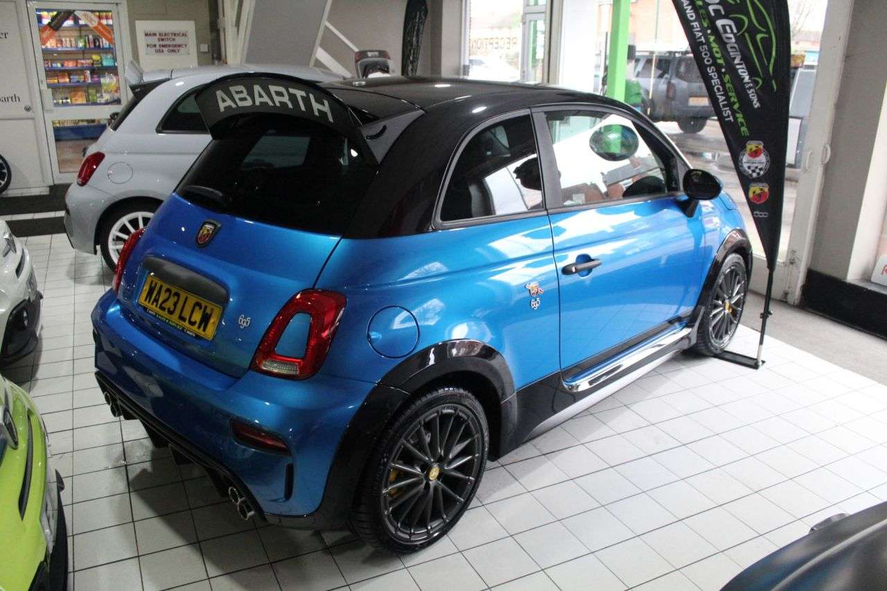 2023 ABARTH 695 2023 ABARTH 695