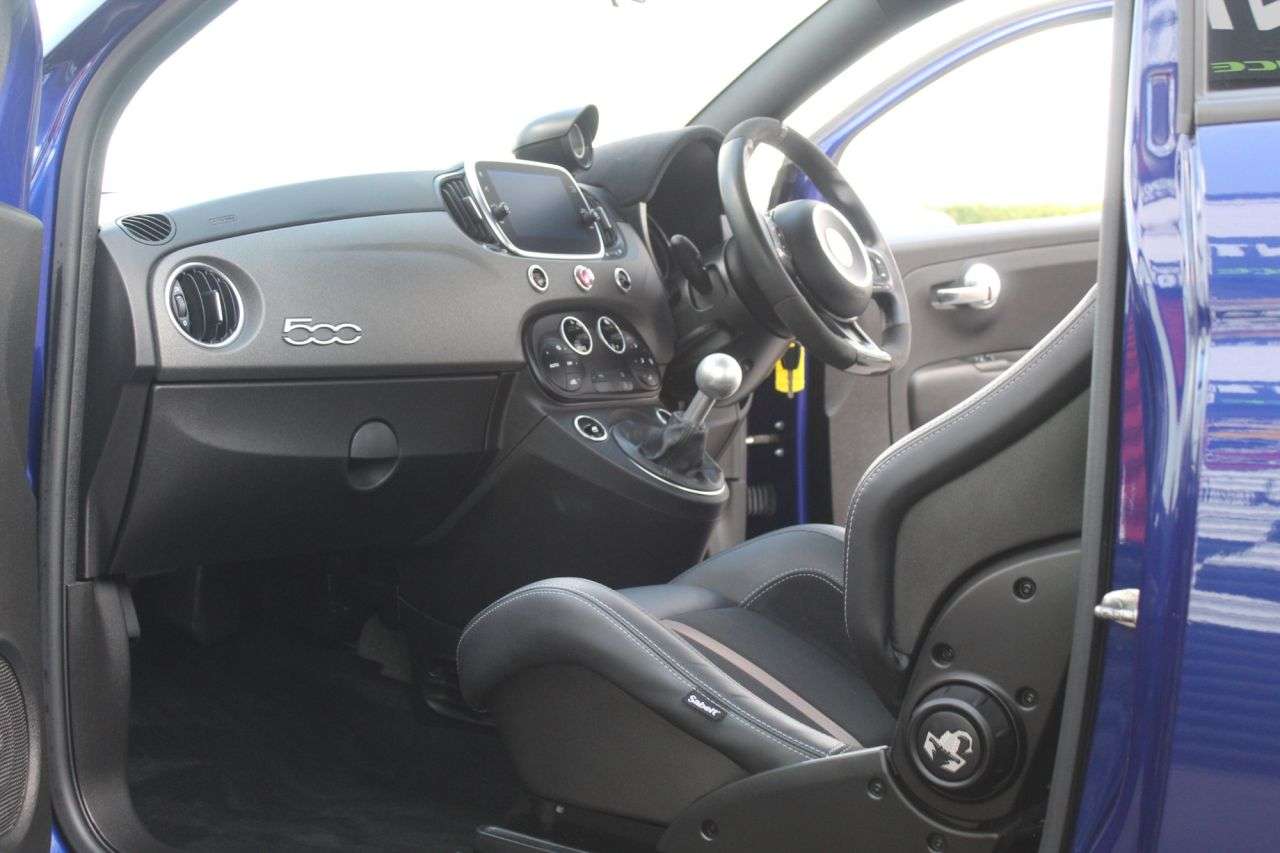 2020 ABARTH 695 2020 ABARTH 695